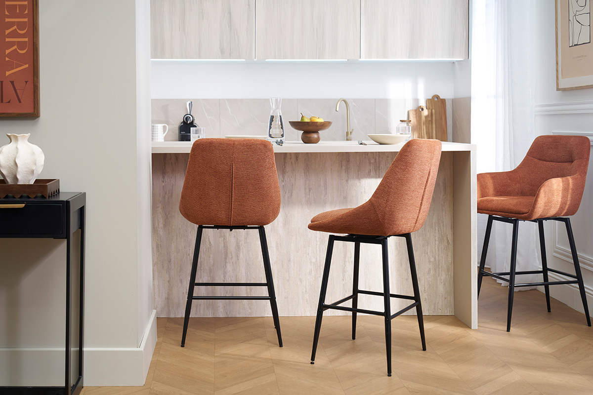 Tabourets de bar pivotants 360� en tissu effet velours textur� terre br�l�e et m�tal H66 cm (lot de 2) ALESS