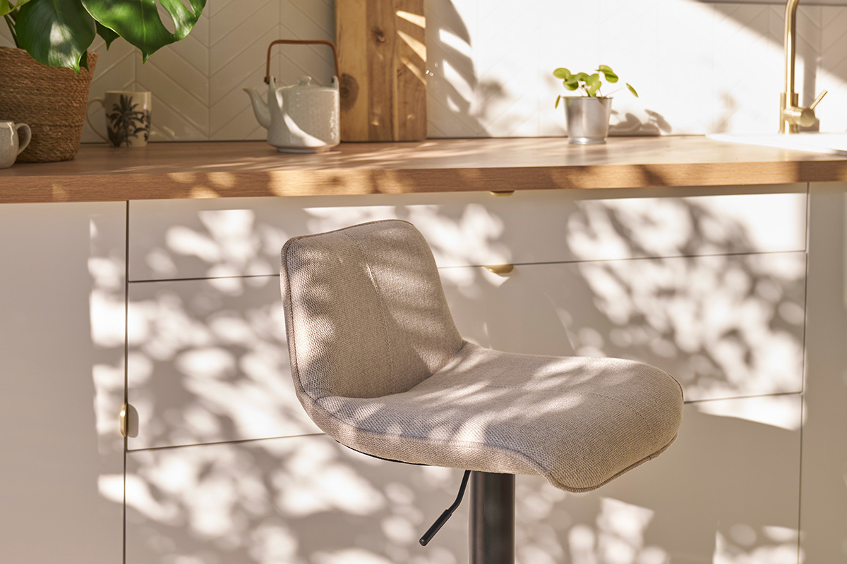 Tabourets de bar réglables pivotants 360° en tissu effet velours texturé beige et métal noir (lot de 2) BOOST