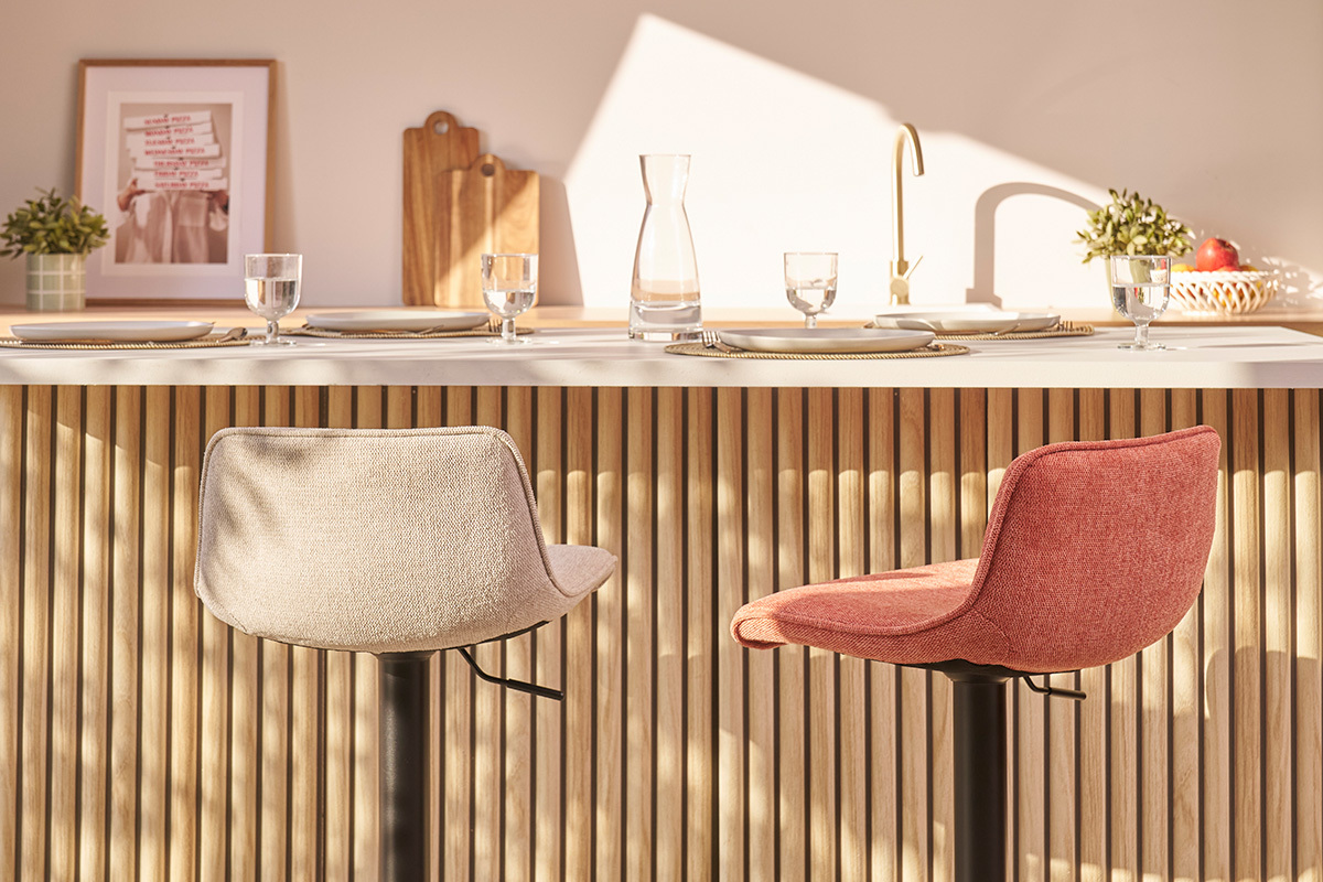 Tabourets de bar réglables pivotants 360° en tissu effet velours texturé beige et métal noir (lot de 2) BOOST