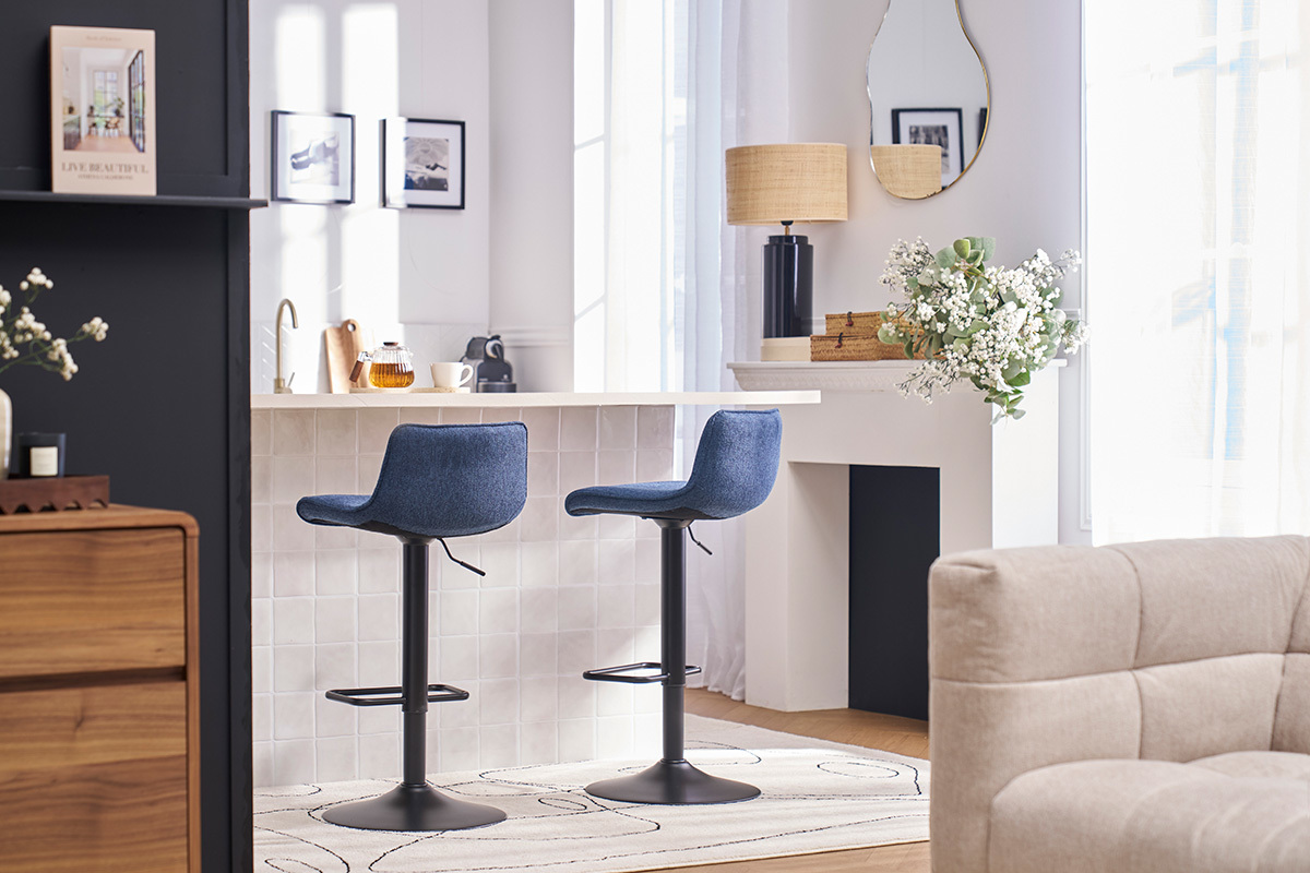 Tabourets de bar r�glables pivotants 360� en tissu effet velours textur� bleu fonc� et m�tal noir (lot de 2) BOOST