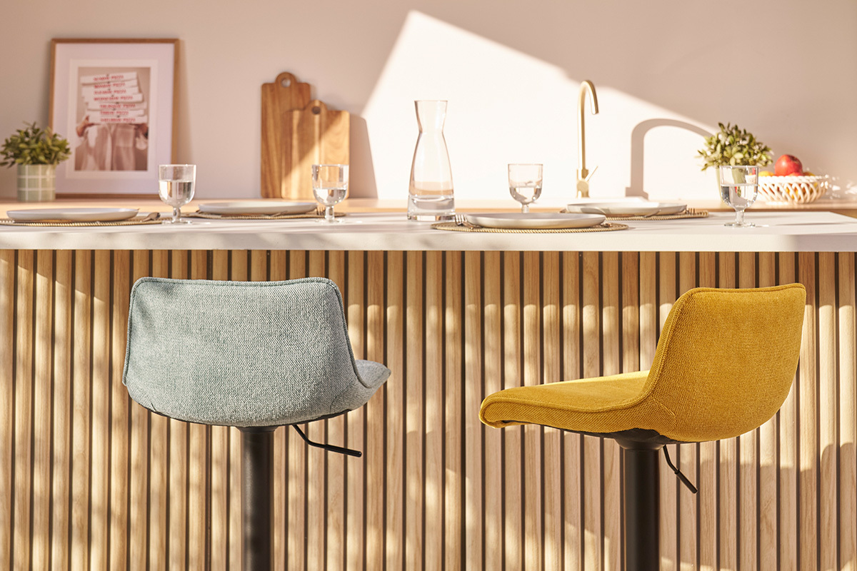 Tabourets de bar r�glables pivotants 360� en tissu effet velours textur� jaune moutarde et m�tal (lot de 2) BOOST