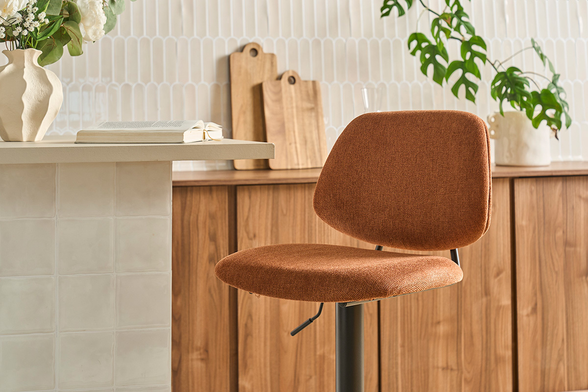 Tabourets de bar relevables design en tissu effet velours textur� terre br�l�e et m�tal noir BARNET (lot de 2)