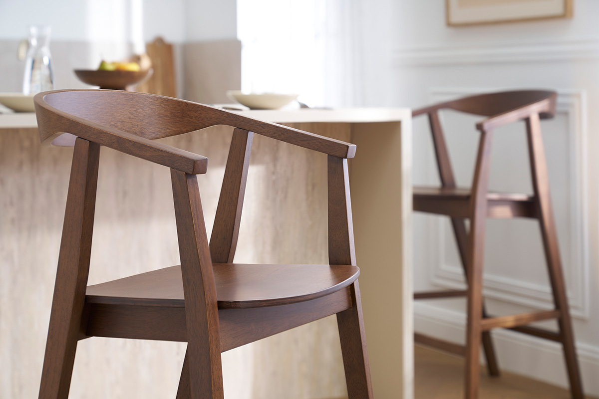 Tabourets de bar scandinaves en bois fonc� (lot de 2) BAHIA