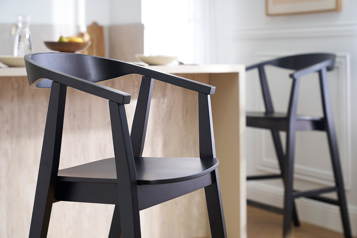 Tabourets de bar scandinaves en bois noir (lot de 2) BAHIA