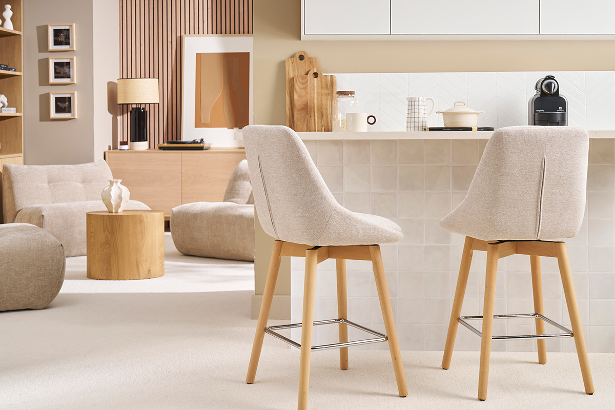 Tabourets de bar scandinaves pivotants 360 en tissu effet velours textur gris clair et bois clair H65 cm (lot de 2) ALESS