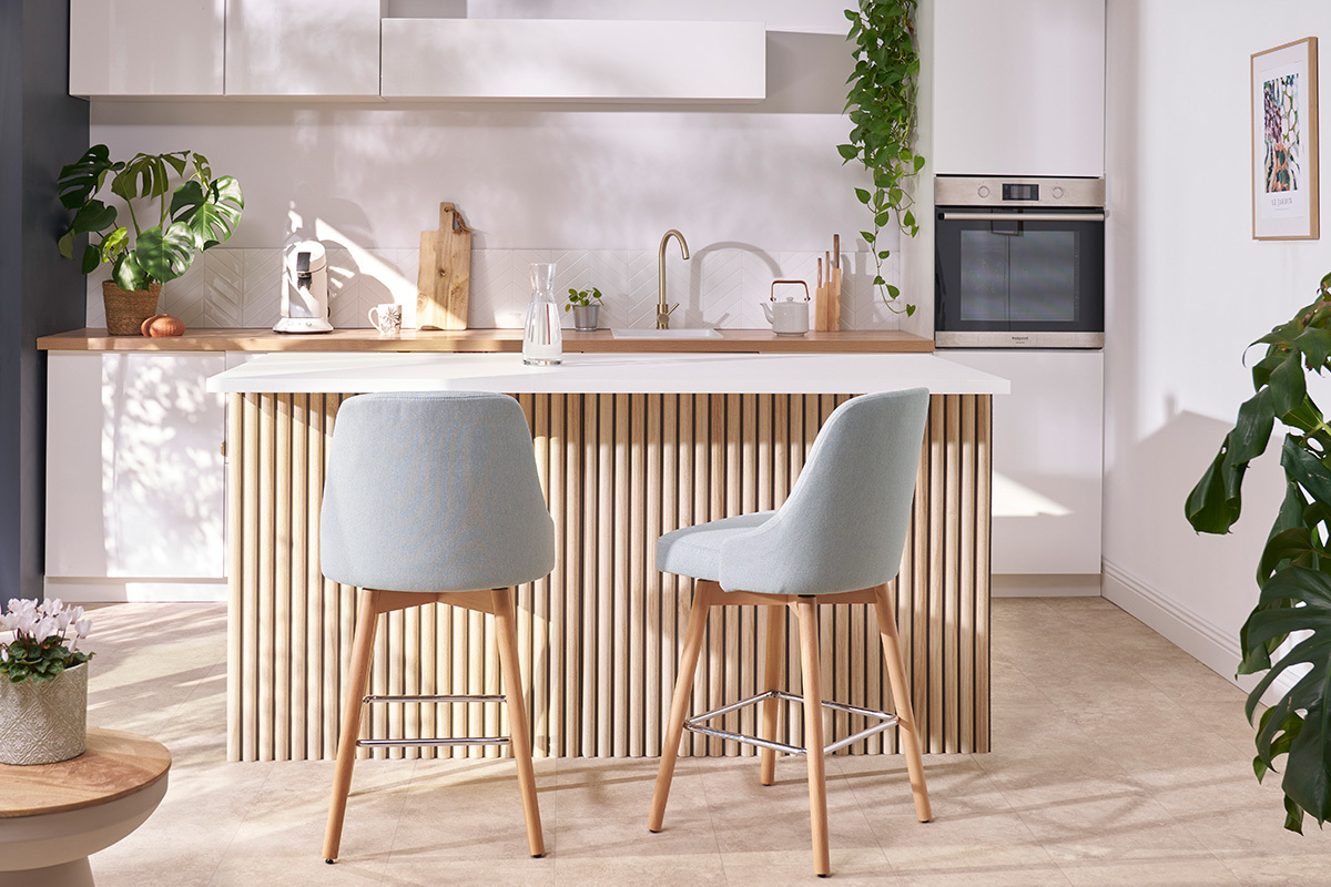 Tabourets de bar scandinaves pivotants 360° en tissu gris foncé et bois hêtre massif H65 cm (lot de 2) HASTA