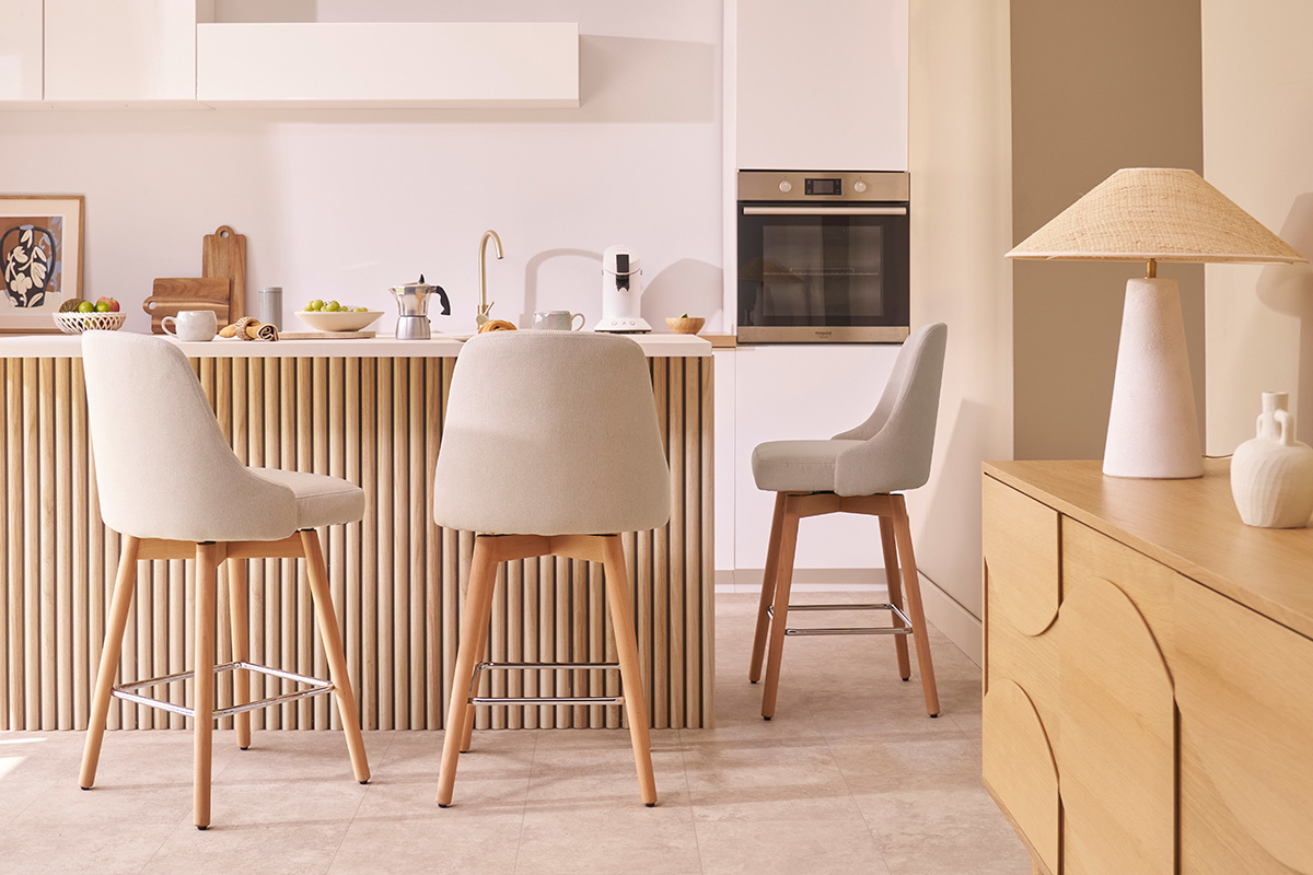 Tabourets de bar scandinaves pivotants 360� en tissu beige et bois h�tre massif H65 cm (lot de 2) HASTA