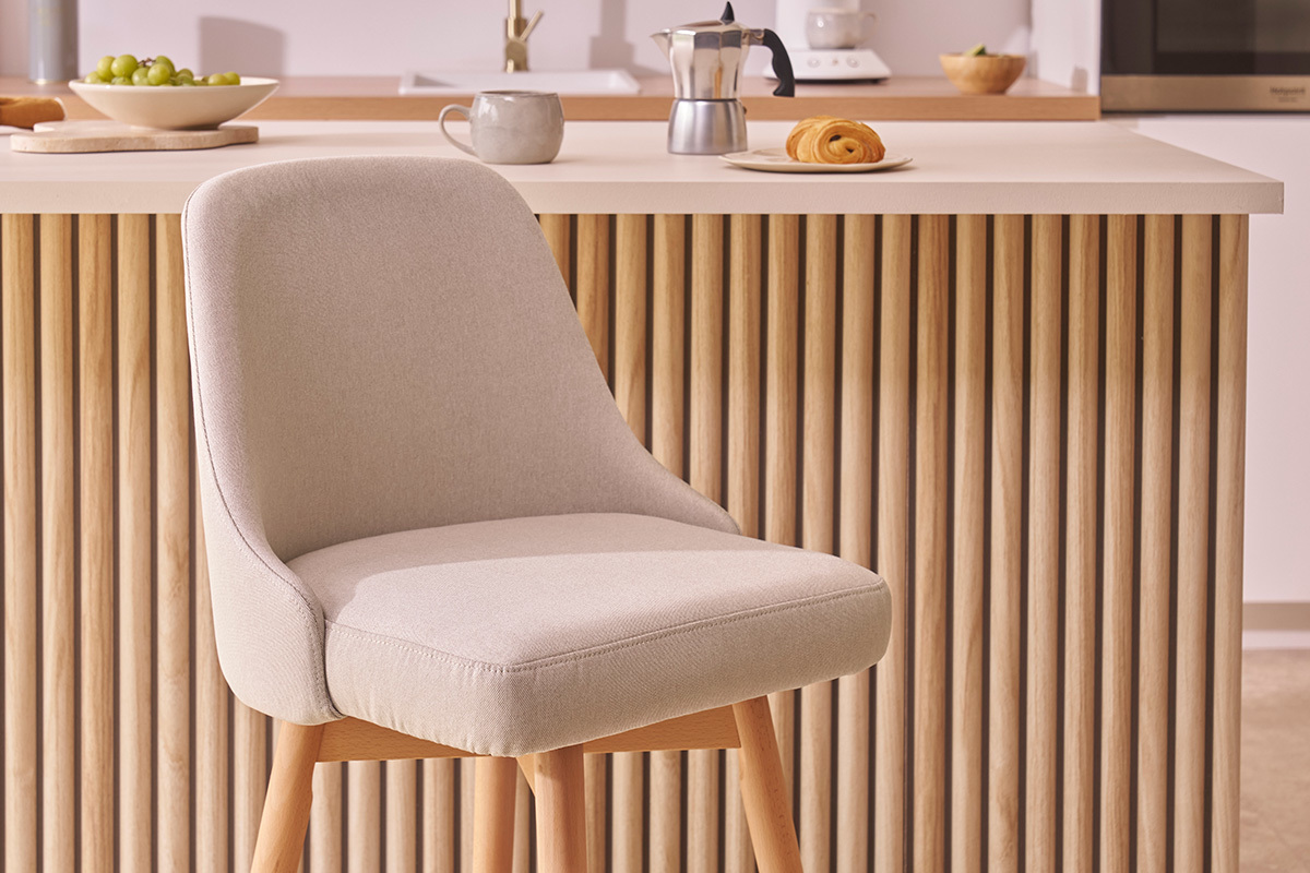 Tabourets de bar scandinaves pivotants 360� en tissu beige et bois h�tre massif H65 cm (lot de 2) HASTA