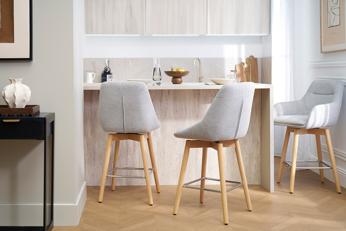 Tabourets de bar scandinaves pivotants 360� en tissu effet velours textur� gris clair et bois clair H65 cm (lot de 2) ALESS