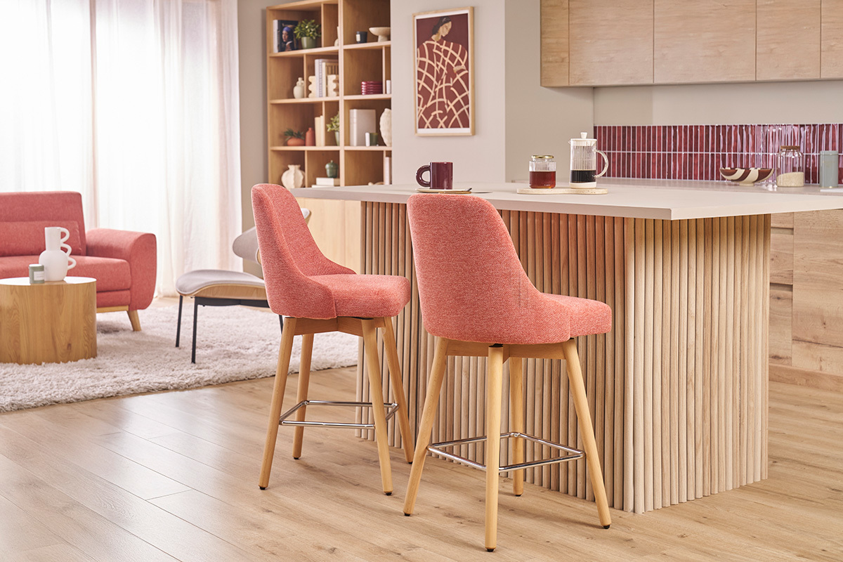 Tabourets de bar scandinaves pivotants 360� en tissu effet velours textur� terracotta et bois h�tre massif H65 cm (lot de 2) HASTA