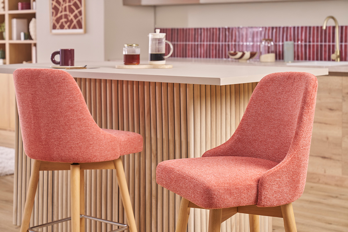 Tabourets de bar scandinaves pivotants 360� en tissu effet velours textur� terracotta et bois h�tre massif H65 cm (lot de 2) HASTA