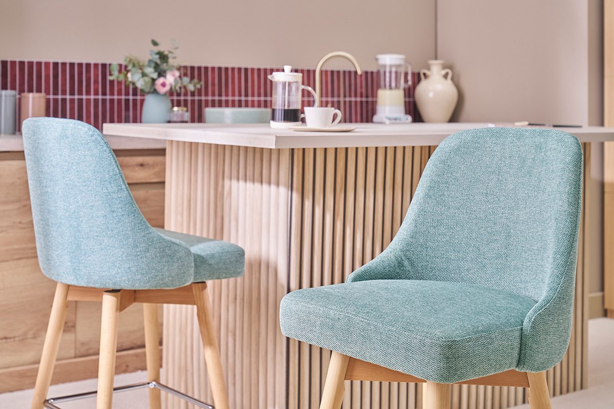 Tabourets de bar scandinaves pivotants 360� en tissu effet velours textur� vert c�ladon et bois h�tre massif H65 cm (lot de 2) HASTA