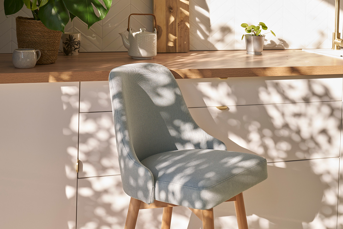 Tabourets de bar scandinaves pivotants 360� en tissu gris clair et bois h�tre massif H65 cm (lot de 2) HASTA