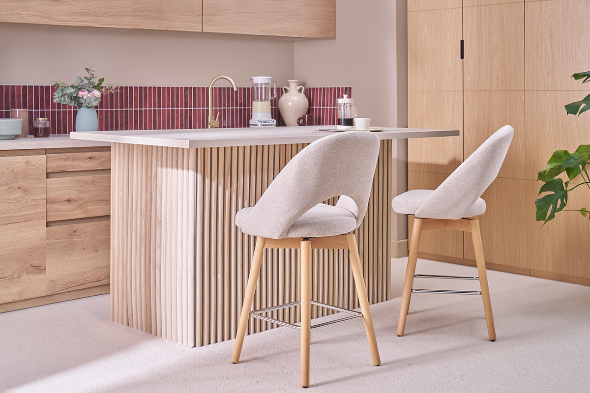 Tabourets de bar scandinaves tissu effet velours textur� beige et h�v�a massif 65 cm (lot de 2) COSETTE