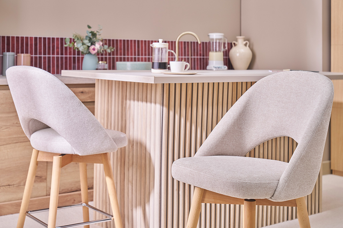 Tabourets de bar scandinaves tissu effet velours textur� beige et h�v�a massif 65 cm (lot de 2) COSETTE