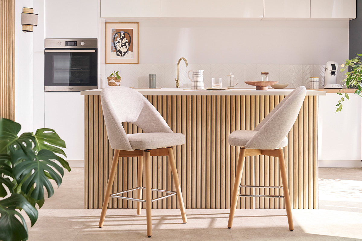 Tabourets de bar scandinaves tissu effet velours textur� beige et h�v�a massif 65 cm (lot de 2) COSETTE