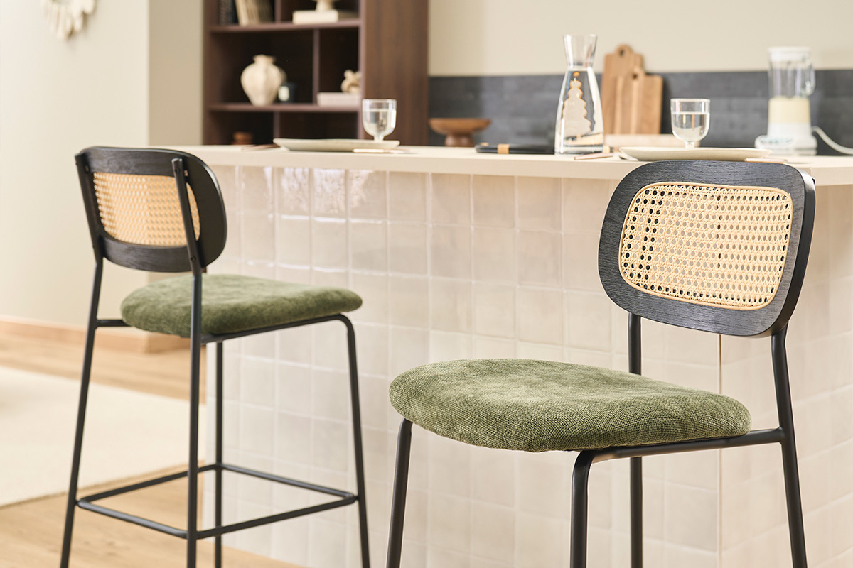 Tabourets design en tissu effet velours textur� vert kaki, m�tal noir et cannage rotin (lot de 2) MIRANDA