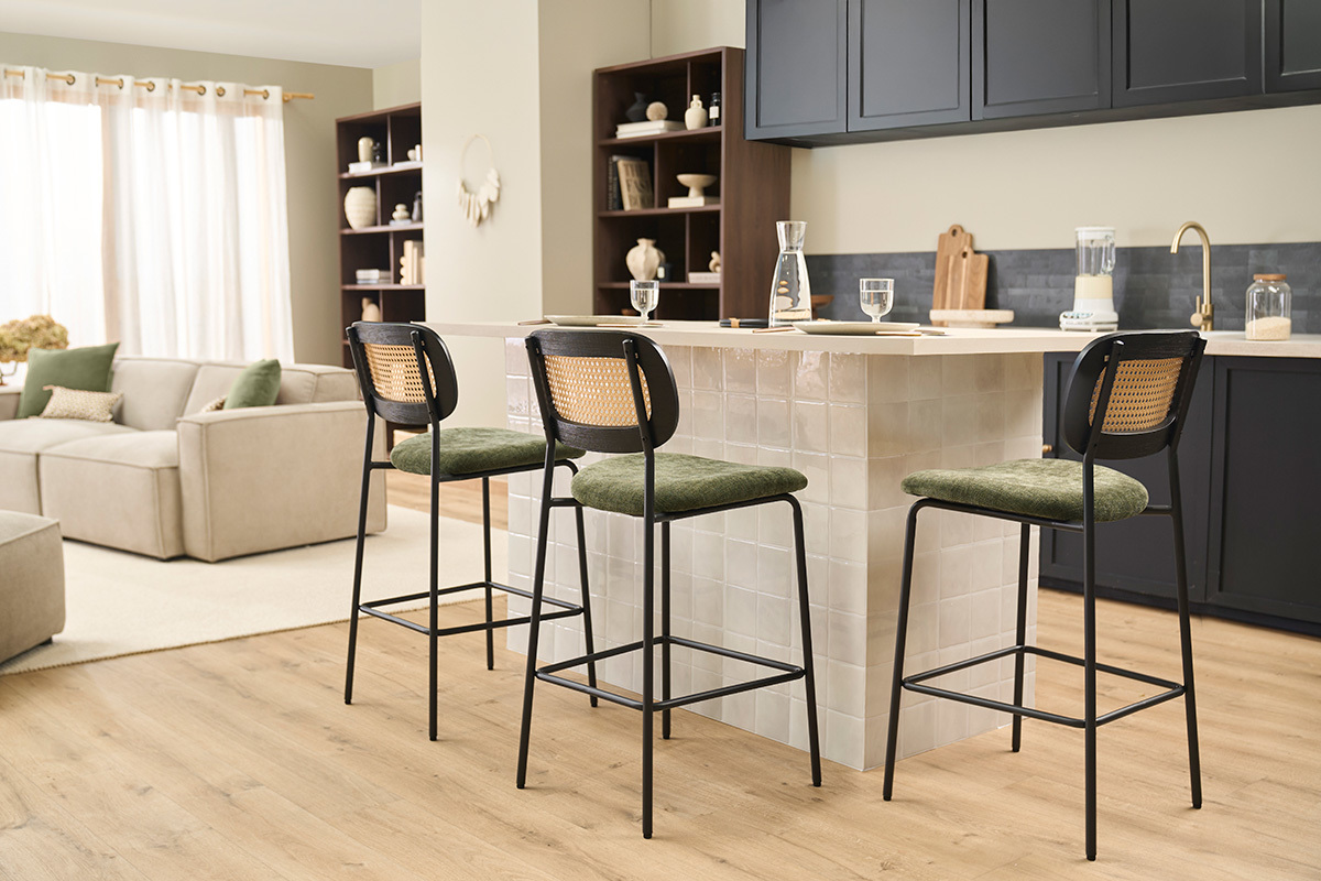 Tabourets design en tissu effet velours textur� vert kaki, m�tal noir et cannage rotin (lot de 2) MIRANDA