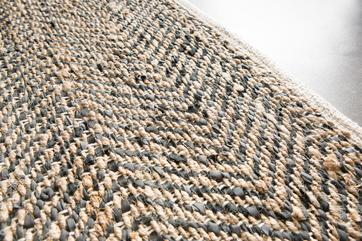 Tapis anthracite cuir et chanvre tress� 160x230cm RAFT